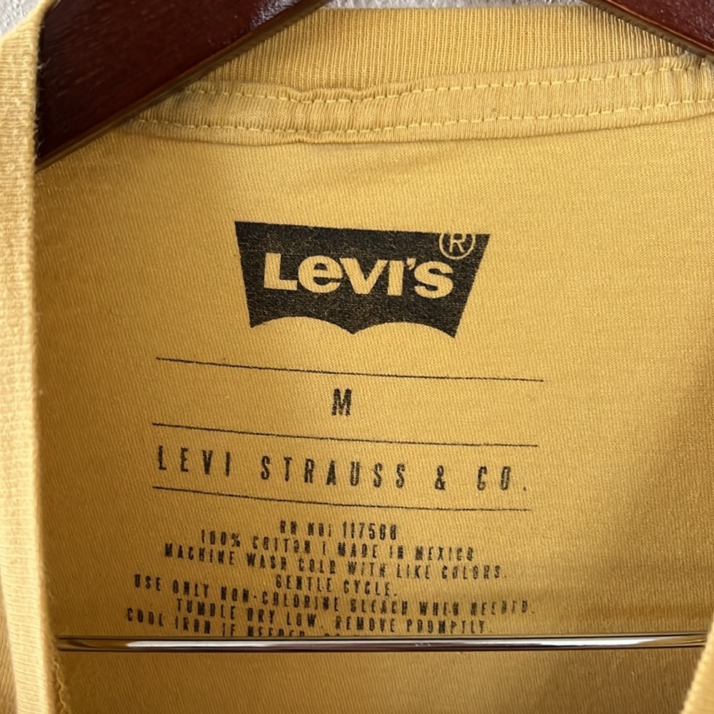 Levi's Tee - Picture 5 of 9